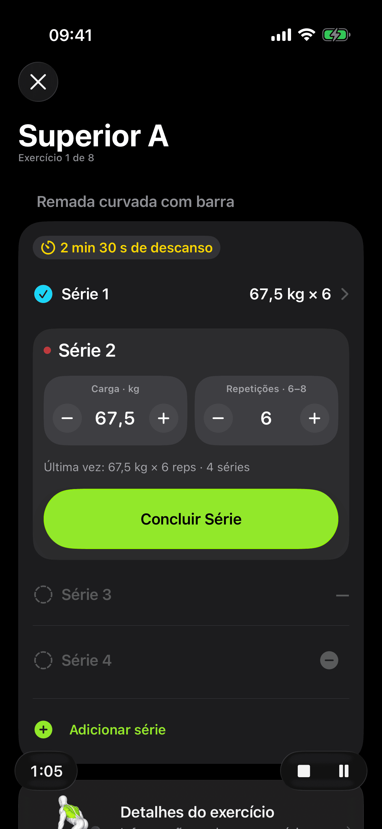 Treino em andamento registrando uma série de remada curvada com carga, repetições e cronômetro de descanso